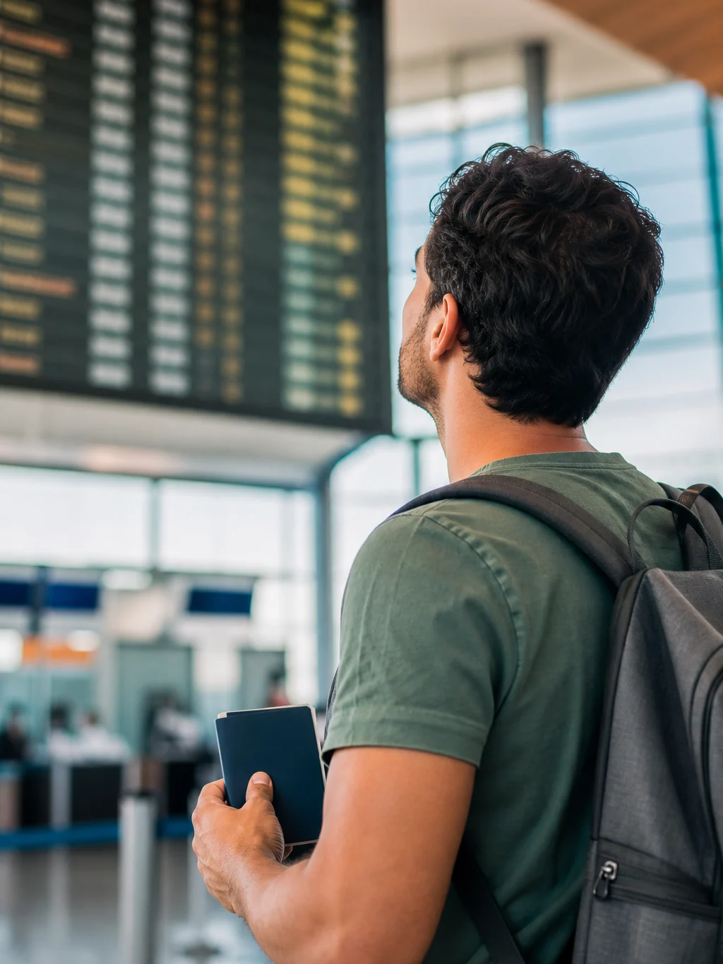 Pontos qualificáveis LATAM: como funcionam e para que servem - Viajante em aeroporto avaliando pontos qualificáveis LATAM para alcançar categoria Elite